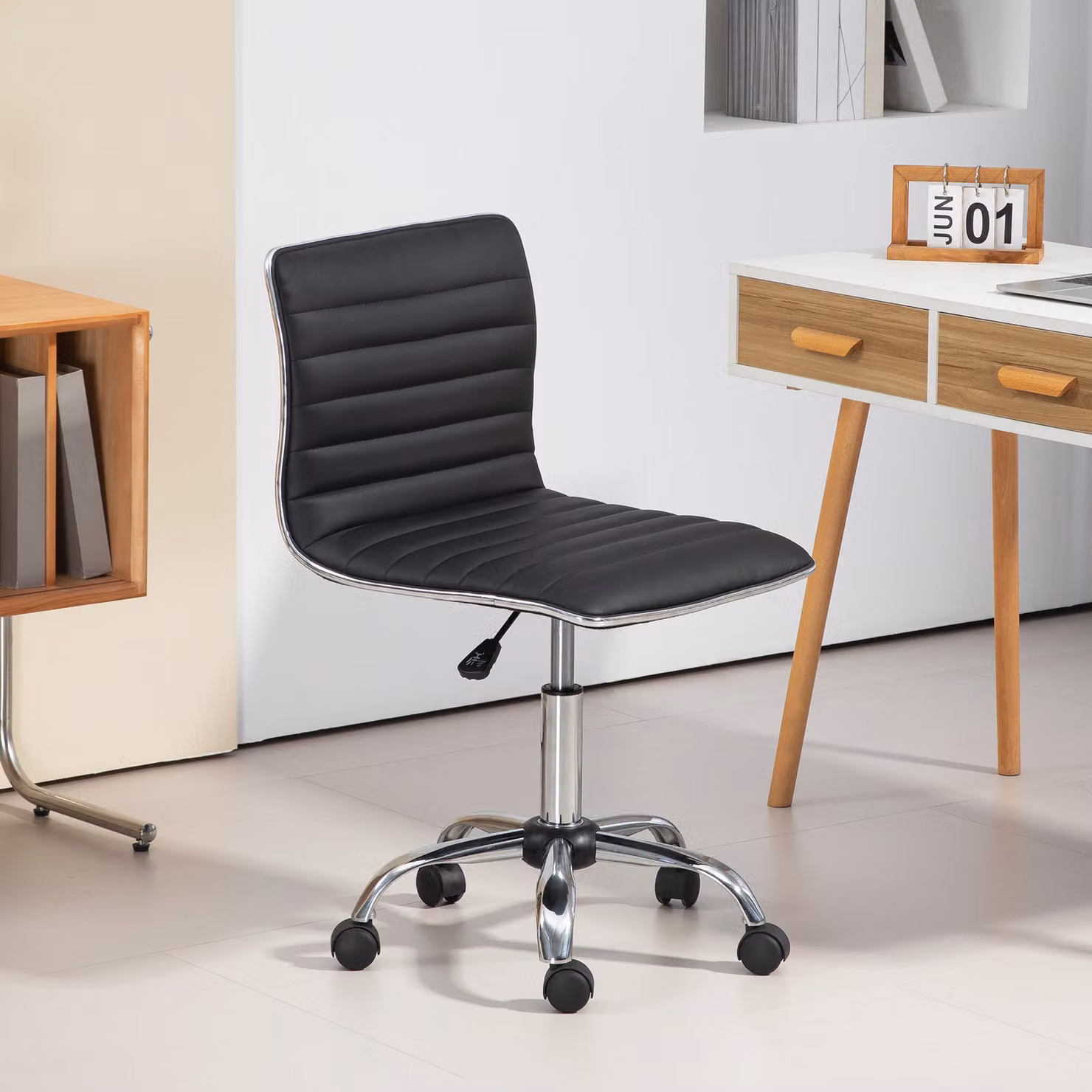 Sedia da ufficio ergonomica HOMCOM girevole a 360° con altezza regolabile e ruote, poltrona imbottita in pelle PU nera per home office – 2