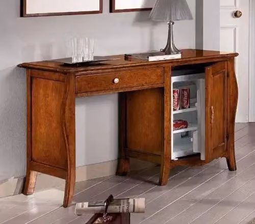 Scrivania portafrigo Mobili 2G in legno di pino color noce con 1 porta e 1 cassetto L: 130 cm, P: 60 cm, H: 83 cm