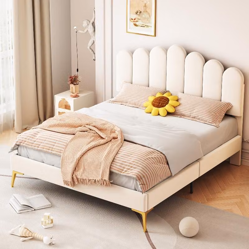 Letto imbottito 140x200 cm, color beige, con rete a listelli, struttura in velluto con testiera imbottita e regolabile, e piedi in metallo, ideale per la camera da letto