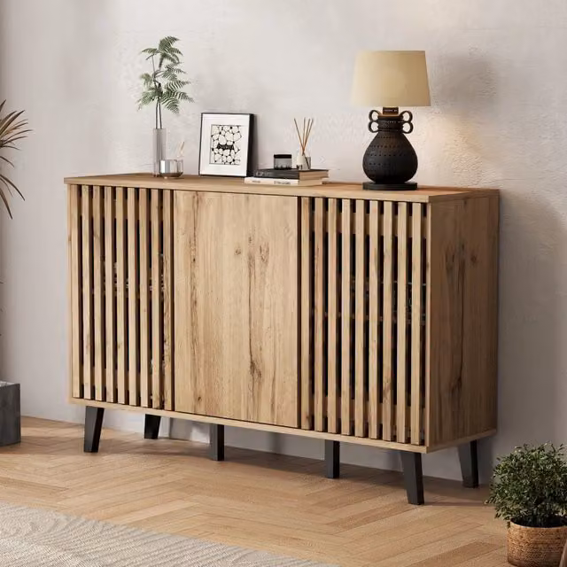 Credenza a 3 ante con 6 vani in truciolare effetto legno naturale e gambe nere 150 × 40 × 95 cm