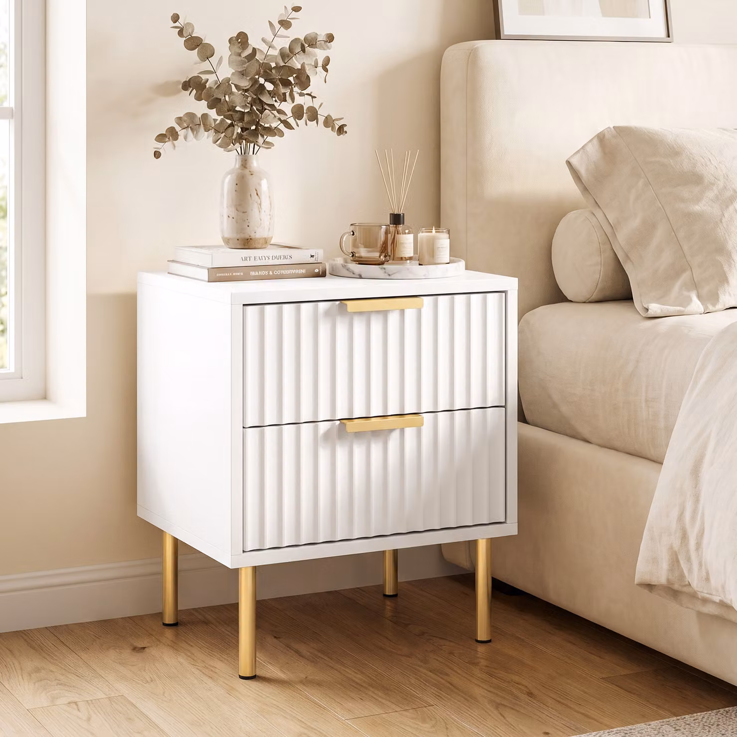 Comodino scanalato HOMCOM con 2 cassetti e gambe in acciaio, bianco e oro – 2