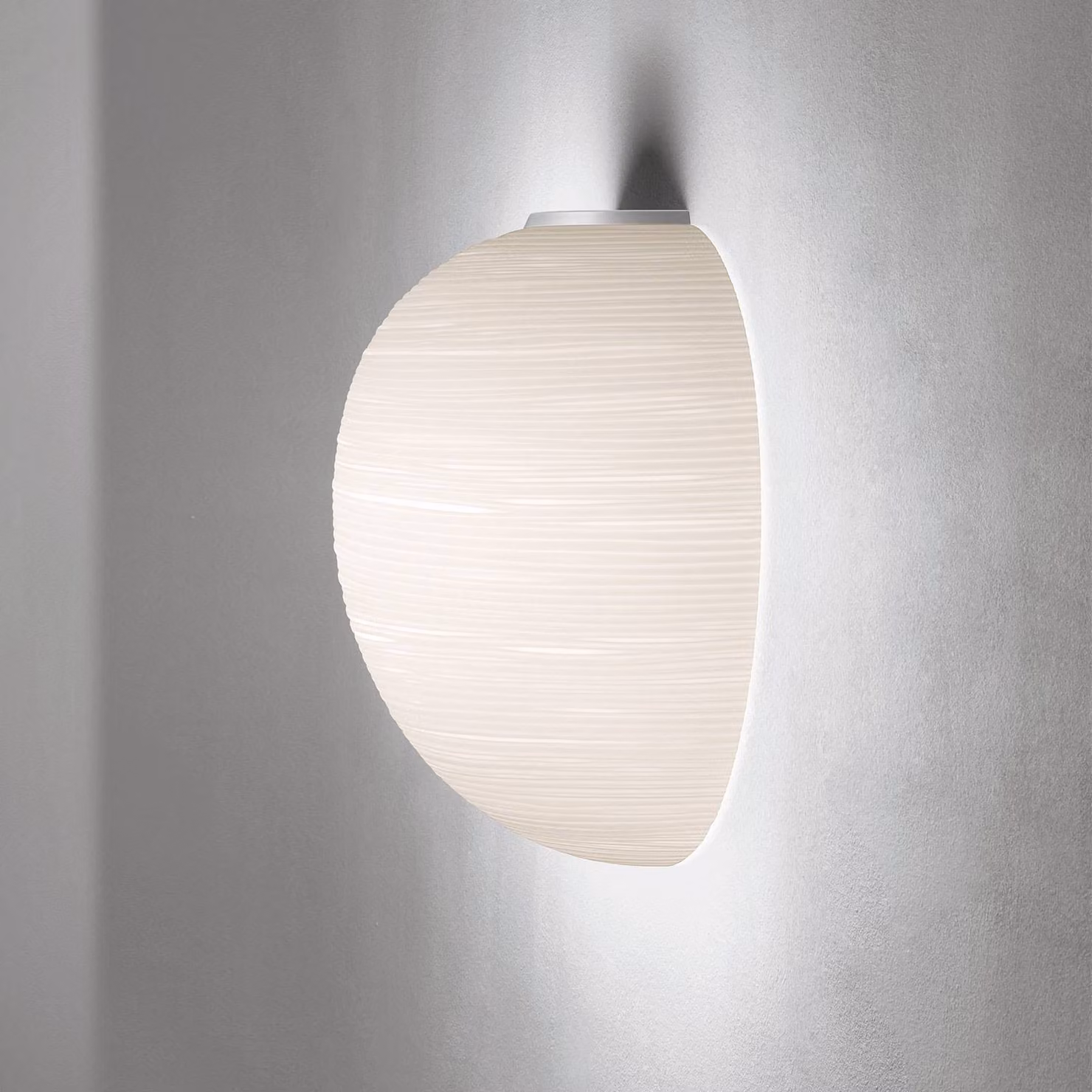 Foscarini Applique da parete di design Rituals, dimmerabile, Bianco / Opale, Soggiorno / Sala da pranzo, Vetro, Design, Applique