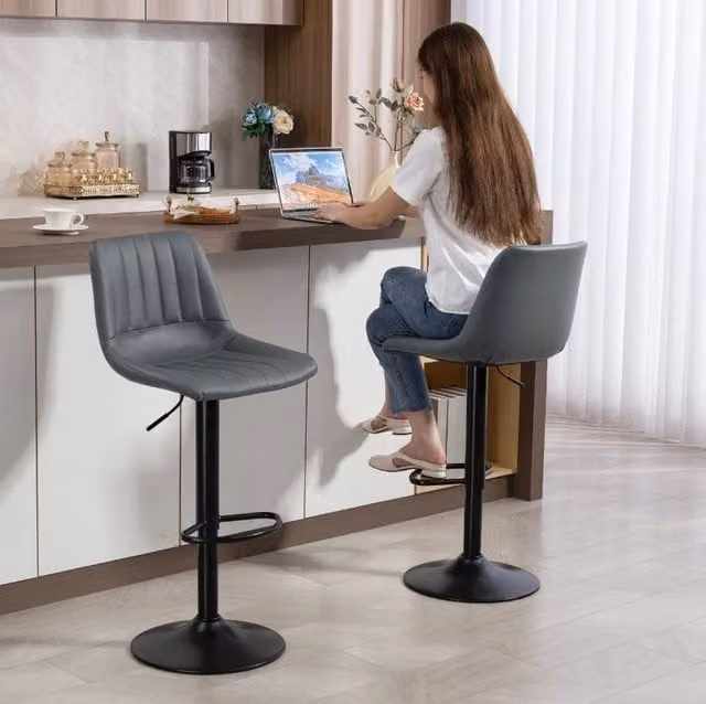 Set di 2 sgabelli da bar in stile retrò con poggiapiedi, altezza regolabile 91-111 cm, rivestimento in ecopelle, struttura in metallo nero opaco