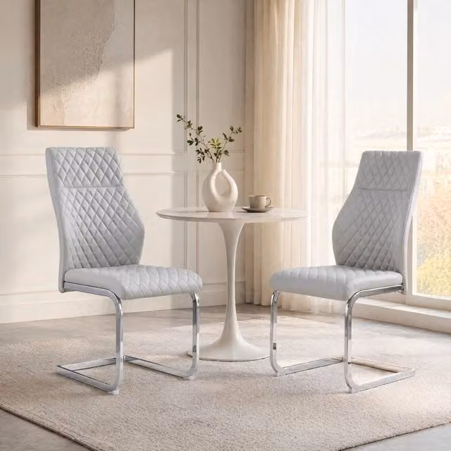 Set di 2 sedie da pranzo MIVRAY con schienale alto trapuntato in similpelle grigio chiaro e struttura in metallo argentato