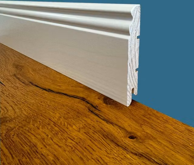 Battiscopa in legno massello di pino ETERNAL PARQUET modello DUCALE laccato bianco liscio L: 91 cm, H: 9,1 cm
