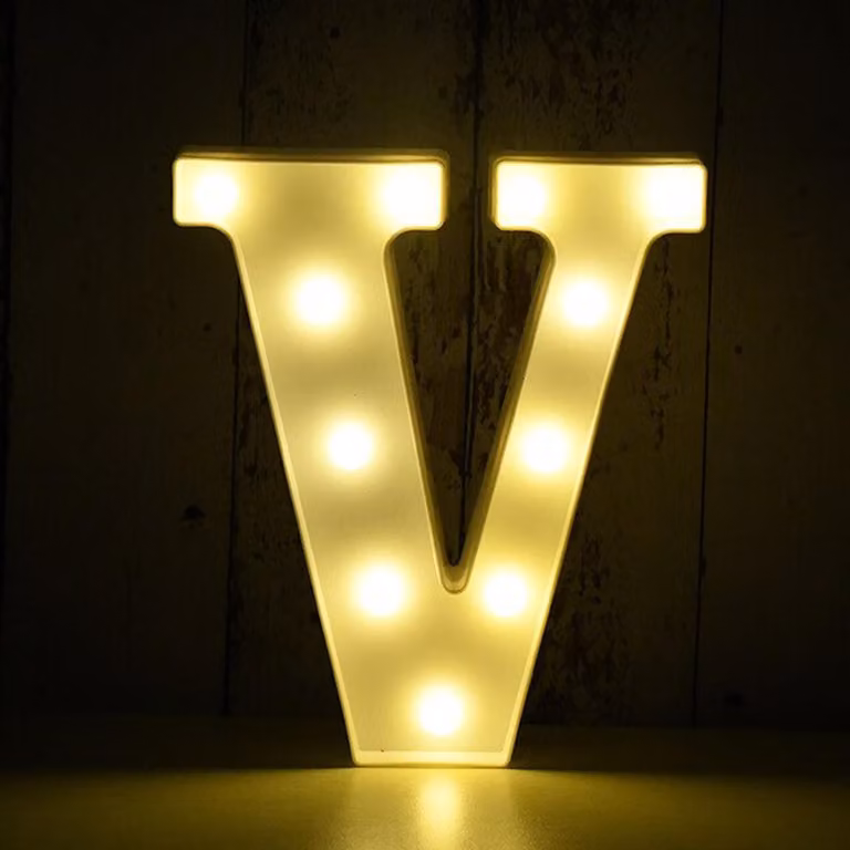 Lettera 3D illuminata a LED, lettera V da 22 cm