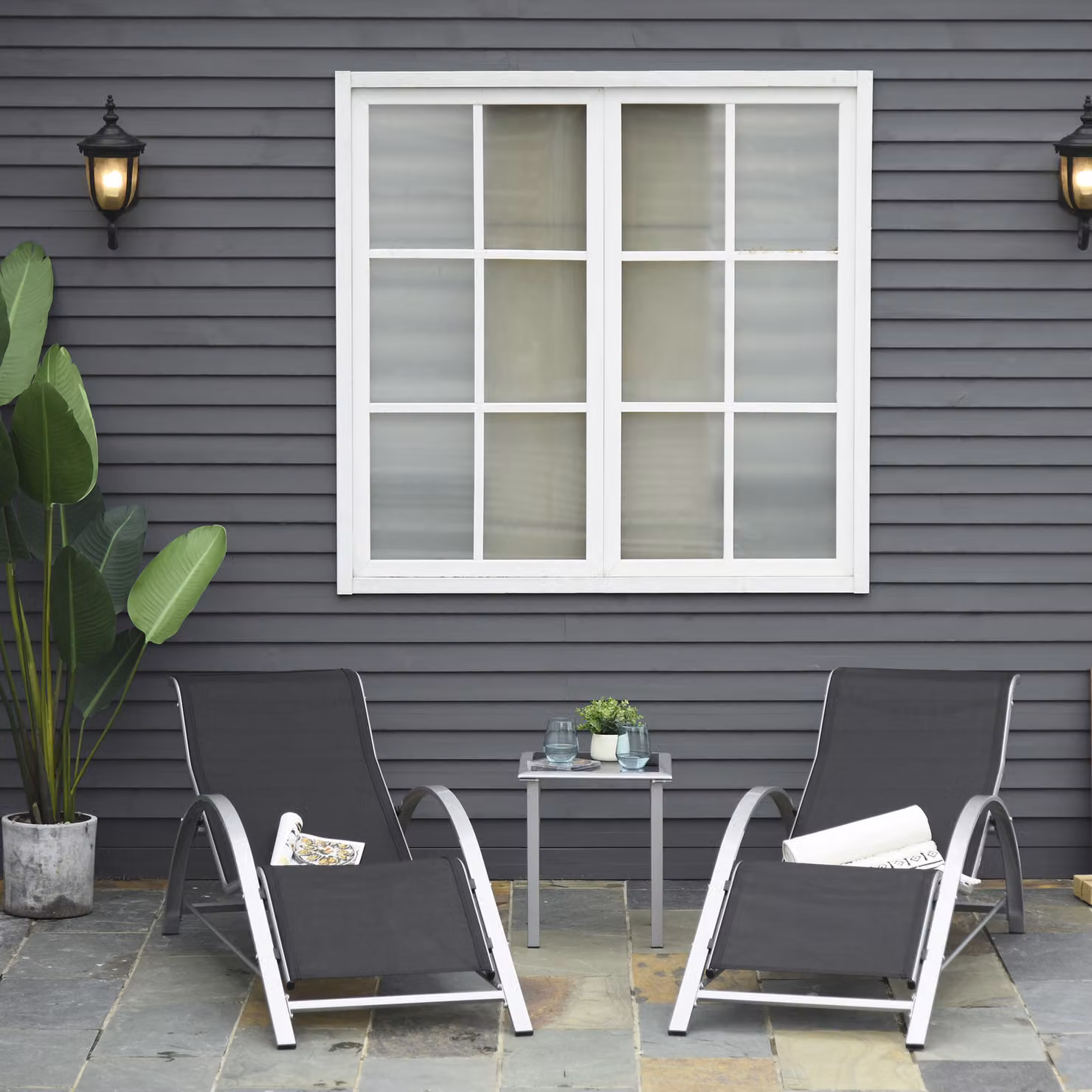Set di 2 Sdraio da Giardino Outsunny con Tavolino in Vetro, Lettini Prendisole in Tessuto Traspirante Nero e Grigio, L/P/H: 169 x 59 x 66 cm – 2