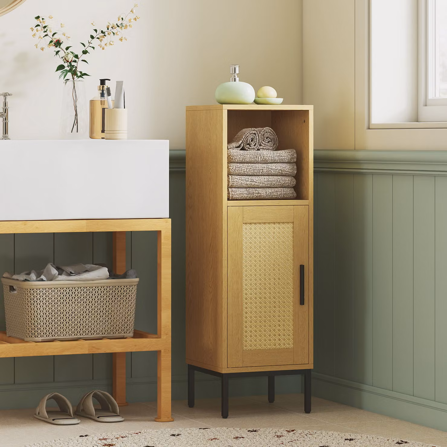 Armadietto da bagno sottile HOMCOM in legno e rattan stile boho, colore marrone e beige con ripiani regolabili e ante a battente – 2