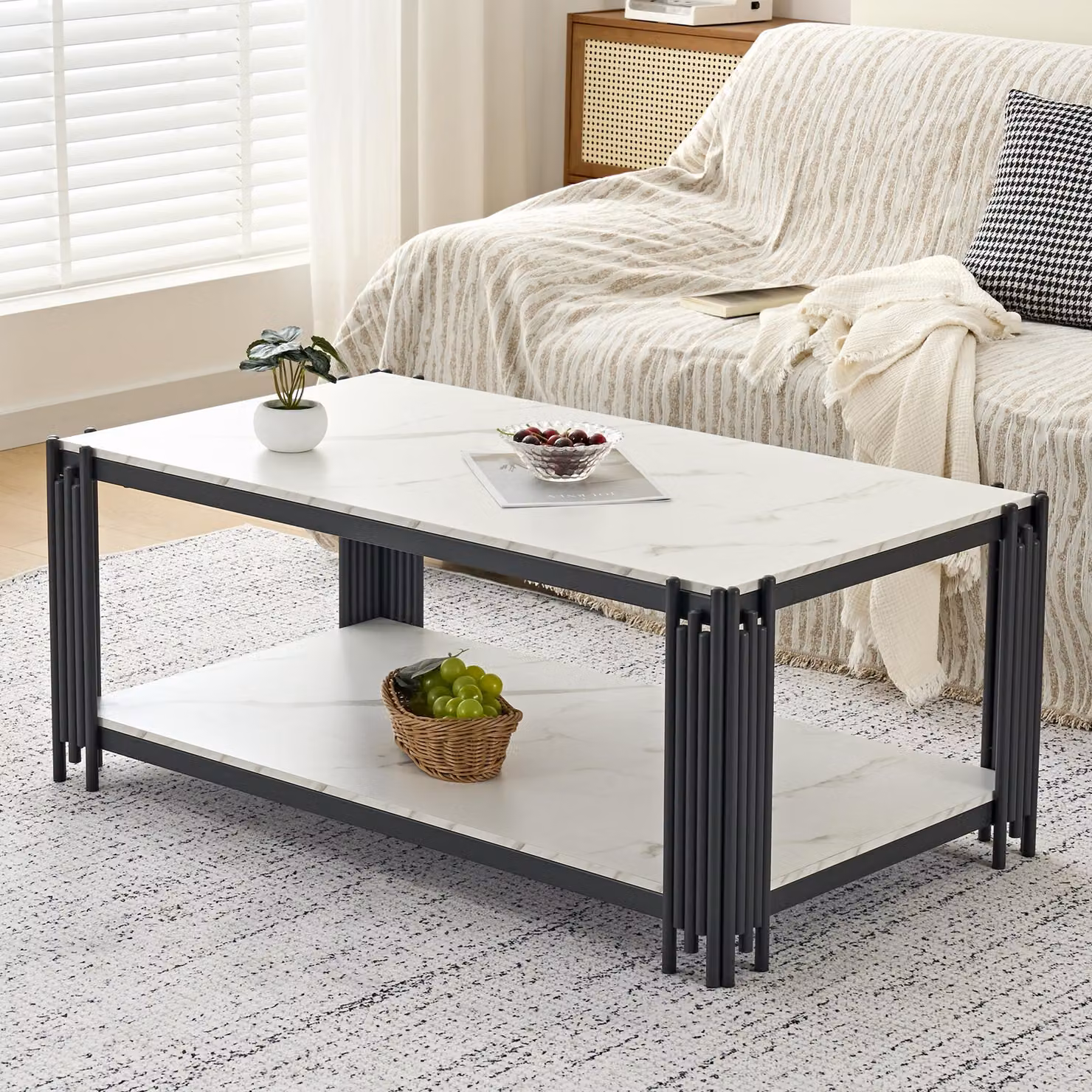 Tavolino rettangolare con gambe in metallo, piano con effetto marmorizzato, arredamento moderno per il soggiorno, bianco-nero – H46/L1140/P64 cm