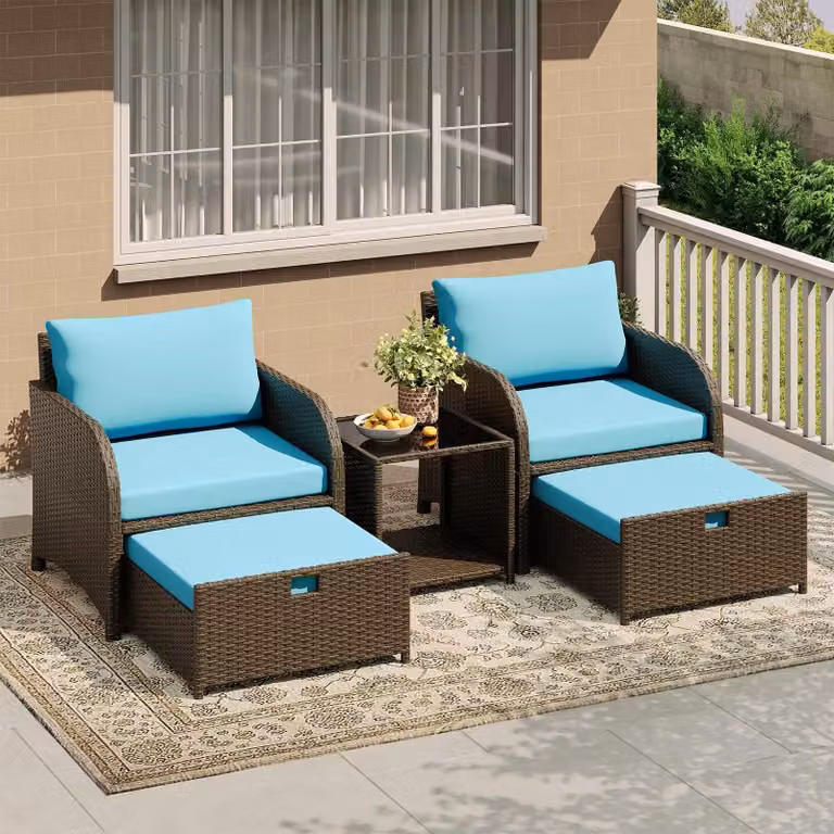Set di mobili da giardino in rattan sintetico: set lounge da 5 pezzi, composto da 2 sedute, una poltrona con poggiapiedi, un tavolo con piano in vetro e cuscini blu