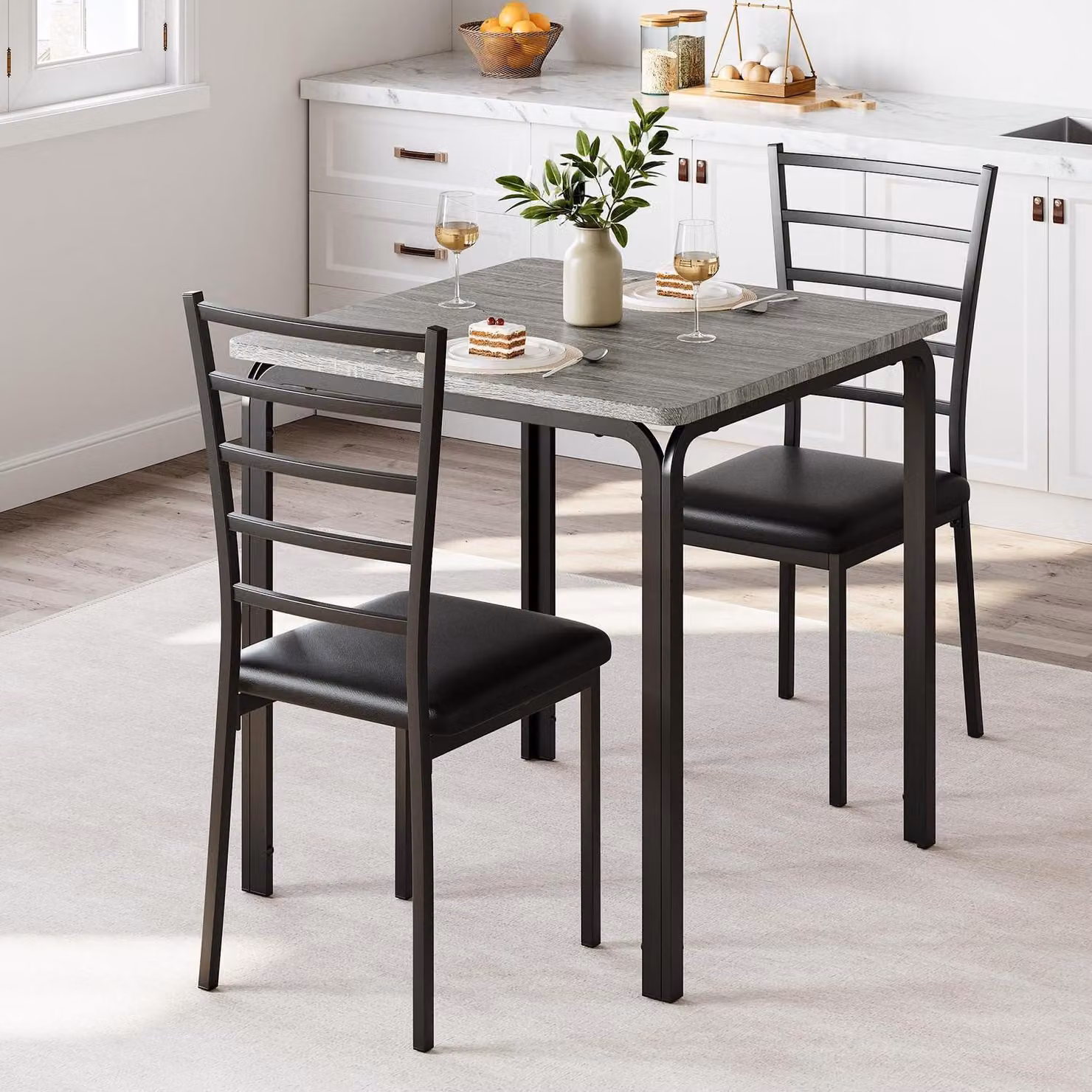 Set da cucina composto da un tavolo e due sedie, tavolo quadrato in metallo e legno, colore grigio