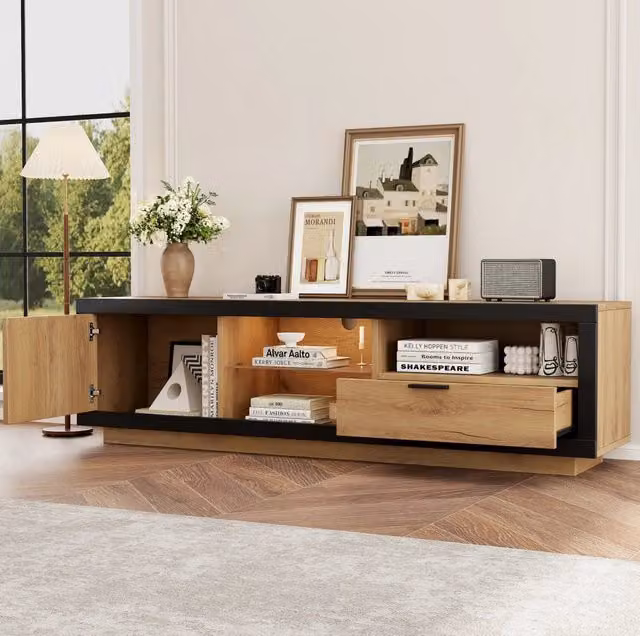 Mobile TV LED moderno con ripiani in vetro, struttura in truciolato nero e finitura rovere, adatto per TV da 55 a 70 pollici, 160x40x50 cm