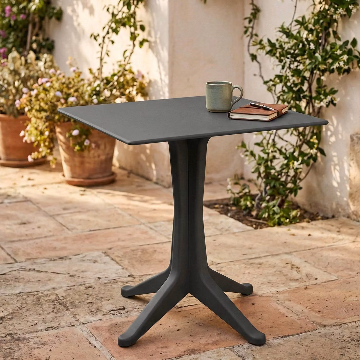 Dmora Tavolo da Esterno Agostini 70x70x72h cm Nero Antracite, 6 Posti Impermeabile, Idrorepellente, Lavabile  Italy