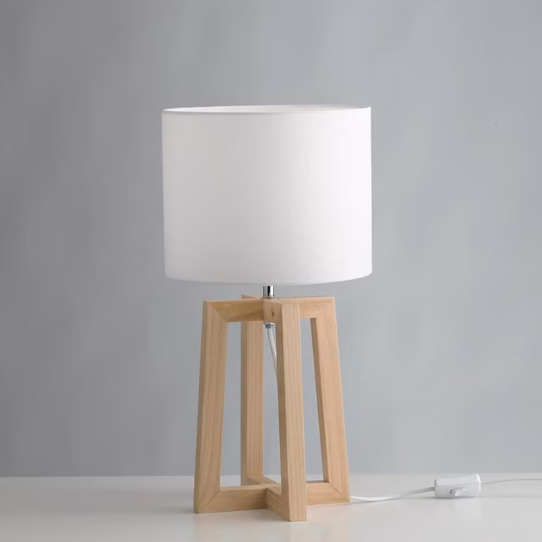 Lampada da tavolo BERRY in legno naturale con paralume in tessuto bianco