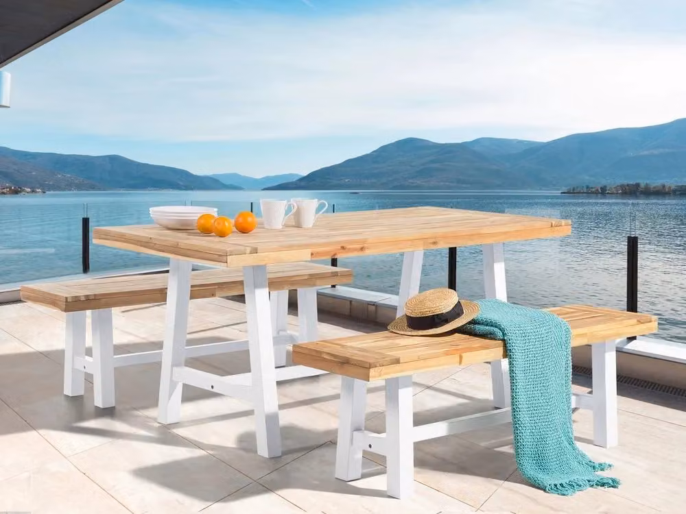 Panca da giardino Beliani in legno di acacia con sedile marrone e gambe bianche, stile rustico per interno ed esterno, L: 140 cm, P: 36 cm, H: 45 cm – 2