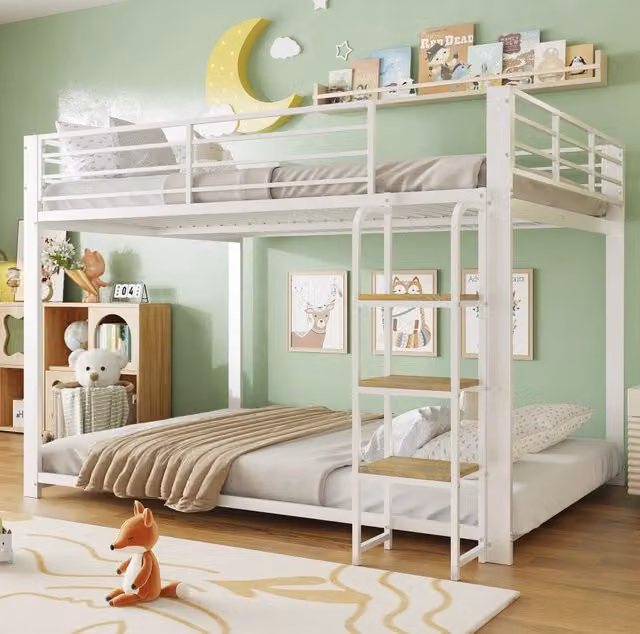 Letto a castello bianco con scala in legno 140x200 cm, struttura in metallo resistente fino a 180 kg, con protezione alta e isolamento acustico