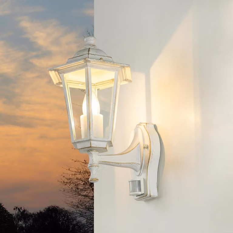 Lampada da parete esterna con sensore di movimento, attacco E27, grado di protezione IP44, dimensioni 17 cm, realizzata in alluminio e vetro