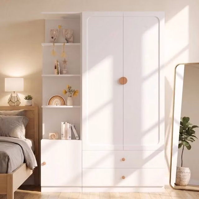 Armadio 200 x 135 x 45 cm; ante a battente; 2 aste appendiabiti; 2 cassetti; 4 maniglie in legno massello; ampio contenitore; bianco