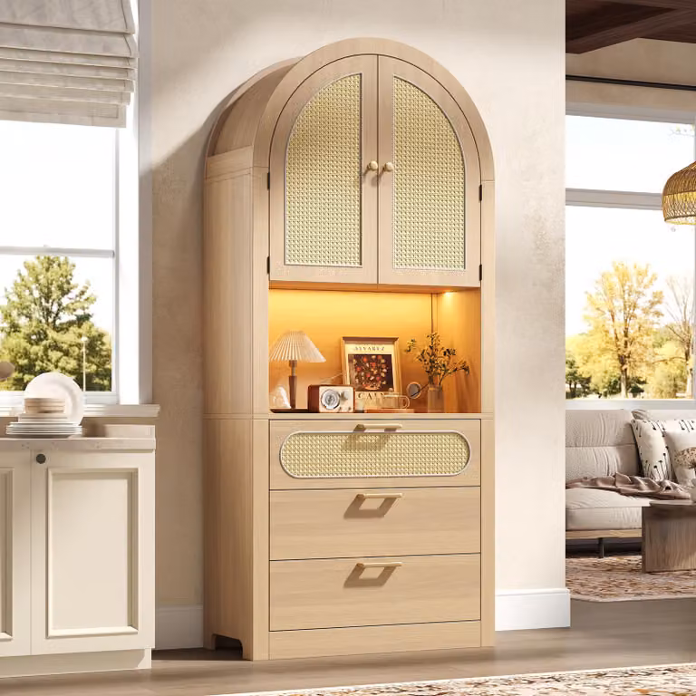 Armadietti da cucina Flieks con luci LED regolabili, ante in rattan, mobile alto con 2 vani a giorno e 3 cassetti, credenza 80x35x180 cm, finitura naturale