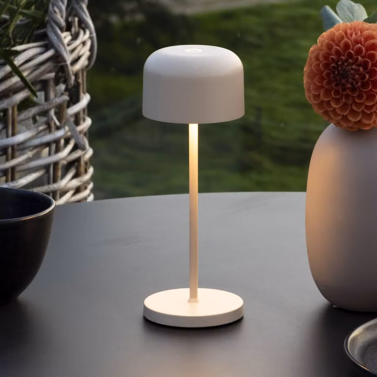 Konstsmide Lampada LED da tavolo ricaricabile Lille, altezza 20 cm, color sabbia, IP54, USB dimmerabile, Crema / Ambra, Soggiorno / Sala da pranzo, Alluminio, Moderno