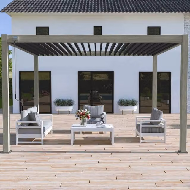 Pergola bioclimatica autoportante Ombréa con effetto legno e lamelle grigie, L: 400 cm, P: 300 cm, H: 251 cm – 1