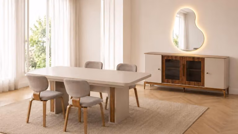 Set da pranzo beige, in legno, composto da tavolo, sedie e credenza