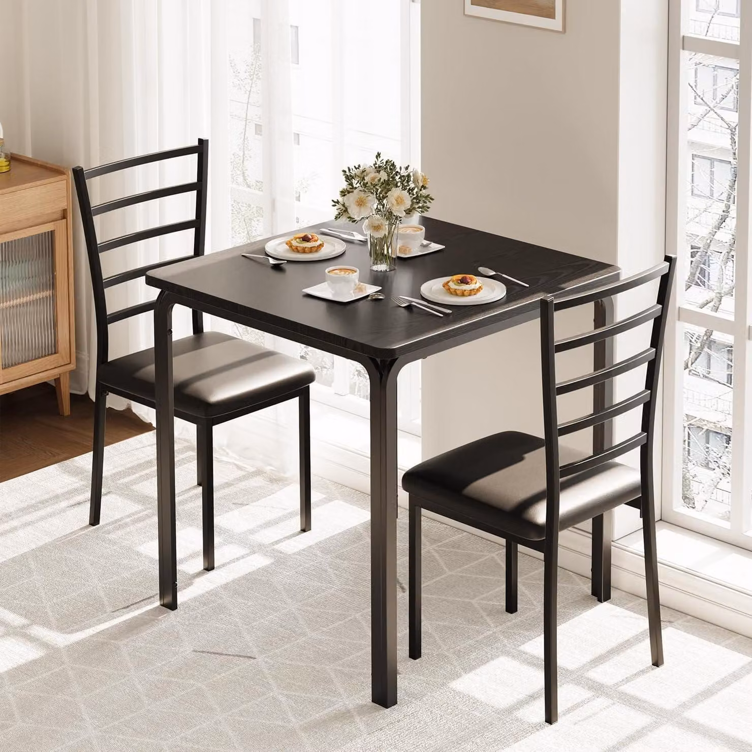 Set da cucina composto da: tavolo quadrato, 2 sedie imbottite, design salvaspazio, colore nero