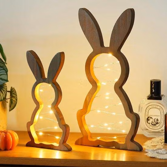 Coniglietti pasquali moderni in legno - set da 2 pezzi - 30x16,5 cm - con faretti a LED - decorazioni pasquali