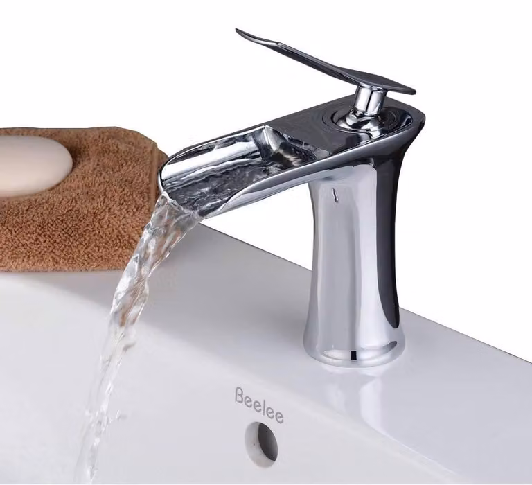 Miscelatore monocomando a cascata per bagno, finitura cromata, design moderno