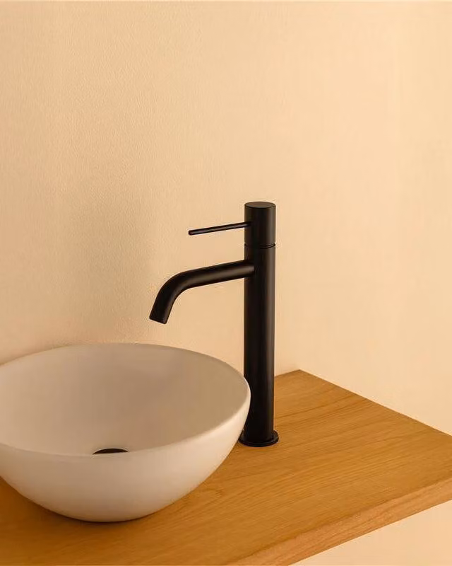 Rubinetto lavabo alto monocomando in ottone nero opaco Hidden