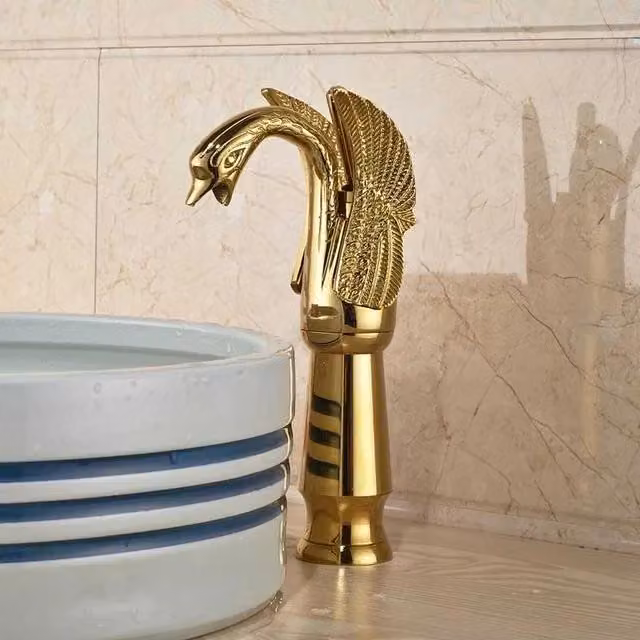 Rubinetteria a forma di cigno per il bagno - Miscelatore per lavabo - Miscelatore a due manopole - Montaggio a 3 fori - Corpo in ottone - Finitura dorata lucida - Modello A