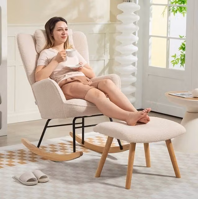 Poltrona a dondolo con poggiapiedi; schienale alto; in poliestere beige
