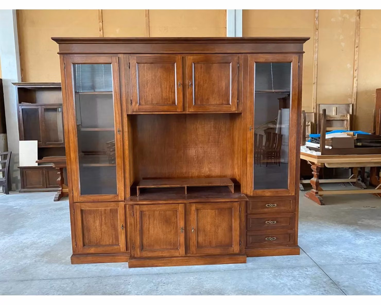 Parete attrezzata porta TV Arte Povera in legno noce color marrone Mobili 2G L: 250 cm, P: 53 cm, H: 225 cm – 1