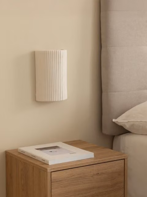 Applique Cleft Kenay Home bianca in ceramica e tessuto con luce up/down L: 25,4 cm, H: 16,5 cm, P: 16,5 cm