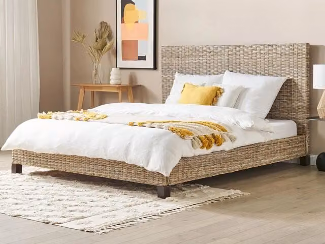 Letto matrimoniale Beliani in legno e rattan naturale marrone con testata intrecciata in stile boho, L/P/H: 213 x 180 x 120 cm – 1