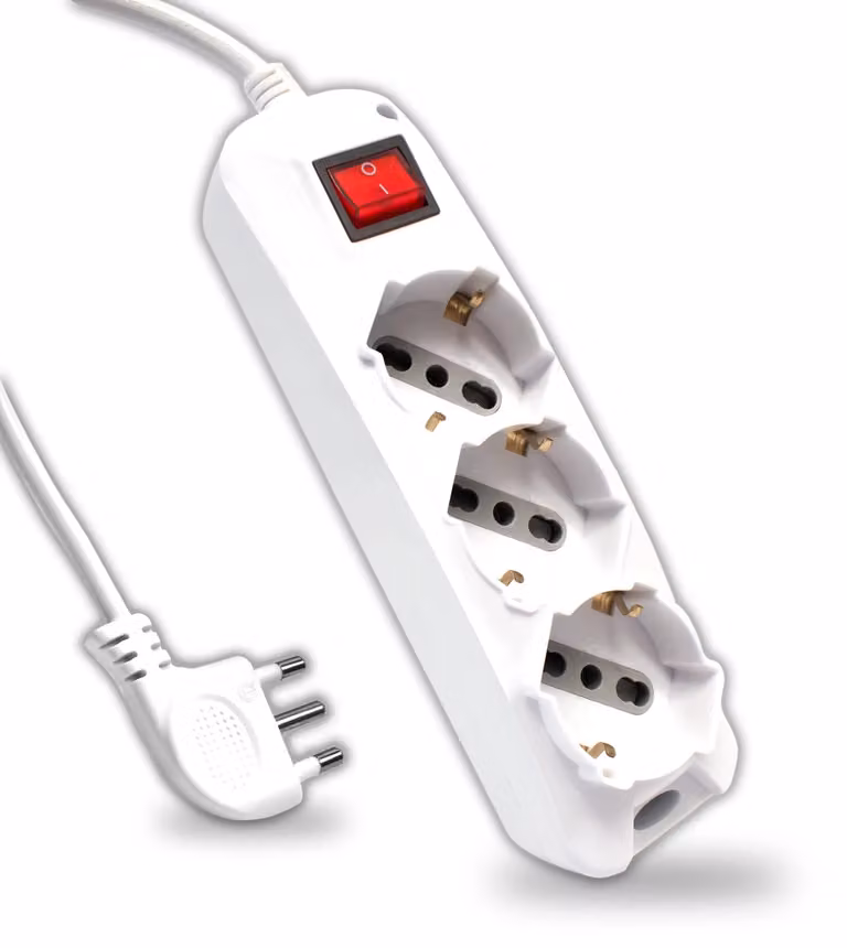 Ciabatta multipresa V-TAC con interruttore e cavo da 1,5 metri – 3 prese 10/16 A bypass + Schuko – Spina 16 A – Adatta per uso domestico, ufficio, negozio – Colore bianco