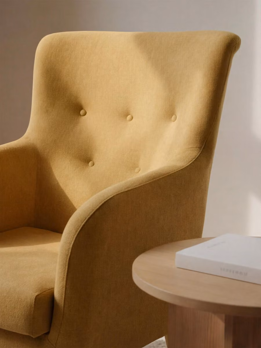 Poltrona Orsay rivestita in tessuto giallo Kenay Home – 2