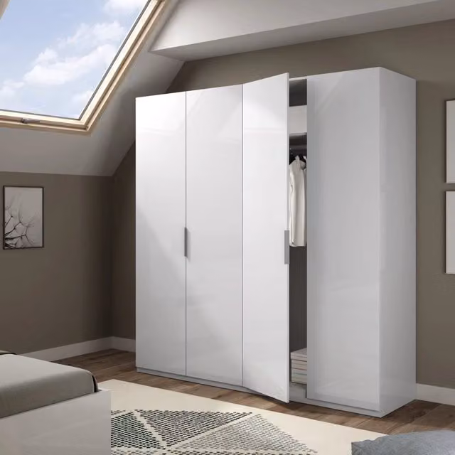Armadio Aram DMORA per camera da letto con 4 ante battenti, 2 ripiani e barra appendiabiti, Bianco lucido, L: 180 cm, P: 52 cm, H: 200 cm