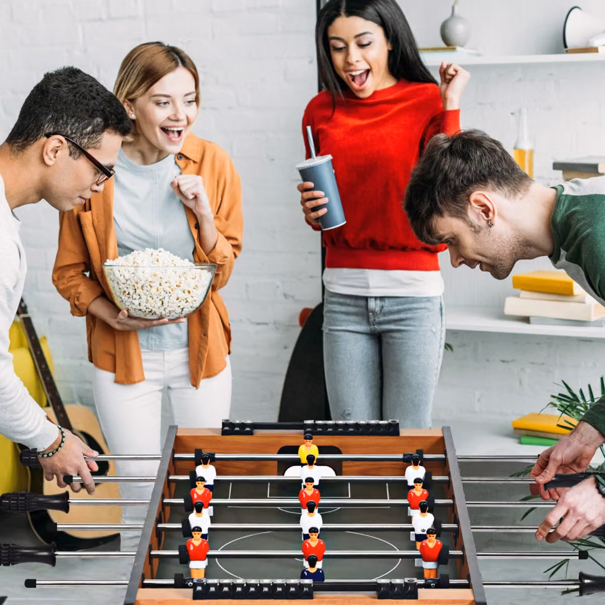 Tavolo da gioco versatile Costway con calcio balilla, hockey, biliardo e tennis, colore marrone