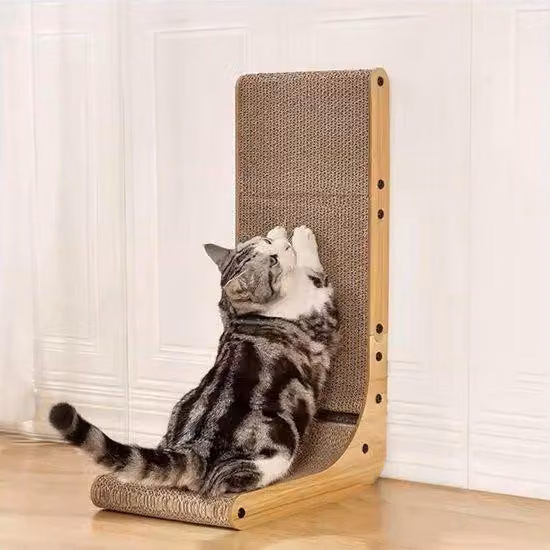 Giocattolo per gatti a forma di L con tiragraffi da parete da 68 cm - Cartone con pallina interattiva - Protegge i mobili dai graffi - Legno chiaro, formato grande