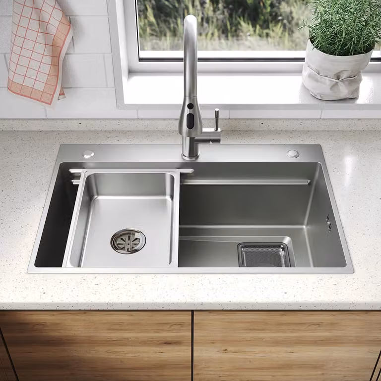 SONNI: Lavello quadrato con ampio piano di appoggio, dimensioni 70 x 45 x 24,5 cm, trattamento Nano-Argento, dotato di griglia rettangolare, vasca di scarico e rubinetto
