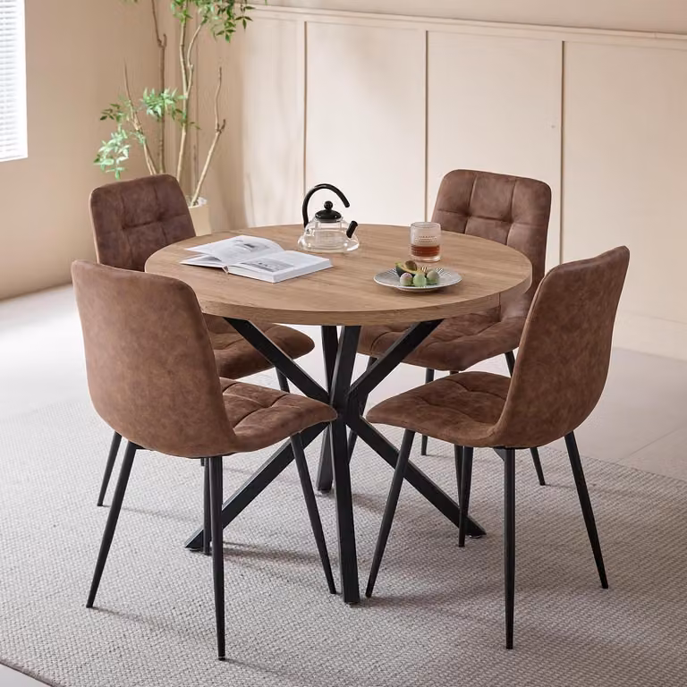 Set tavolo e sedie: 1 tavolo, 4 sedie. Forma: rotondo. Diametro: 100 cm. Materiale: ecopelle. Finitura: legno scuro. Colore: marrone chiaro