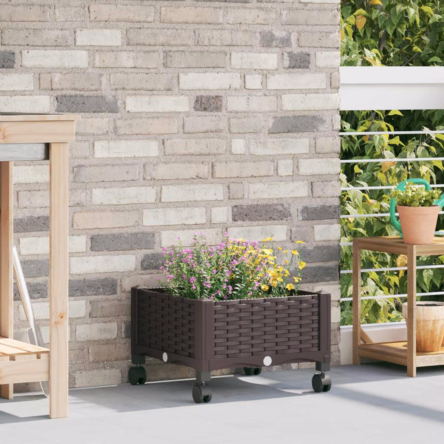 Vaso da giardino con ruote vidaXL in plastica marrone L: 40 cm, P: 40 cm, H: 29 cm