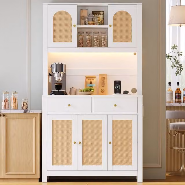 Credenza da cucina alta con LED, 5 ante in rattan, 2 cassetti e prese, per cucina e soggiorno, in MDF bianco moderno