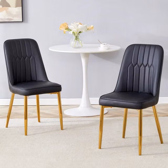 Sedia da pranzo nera in similpelle con gambe in metallo dorato HAVRYA