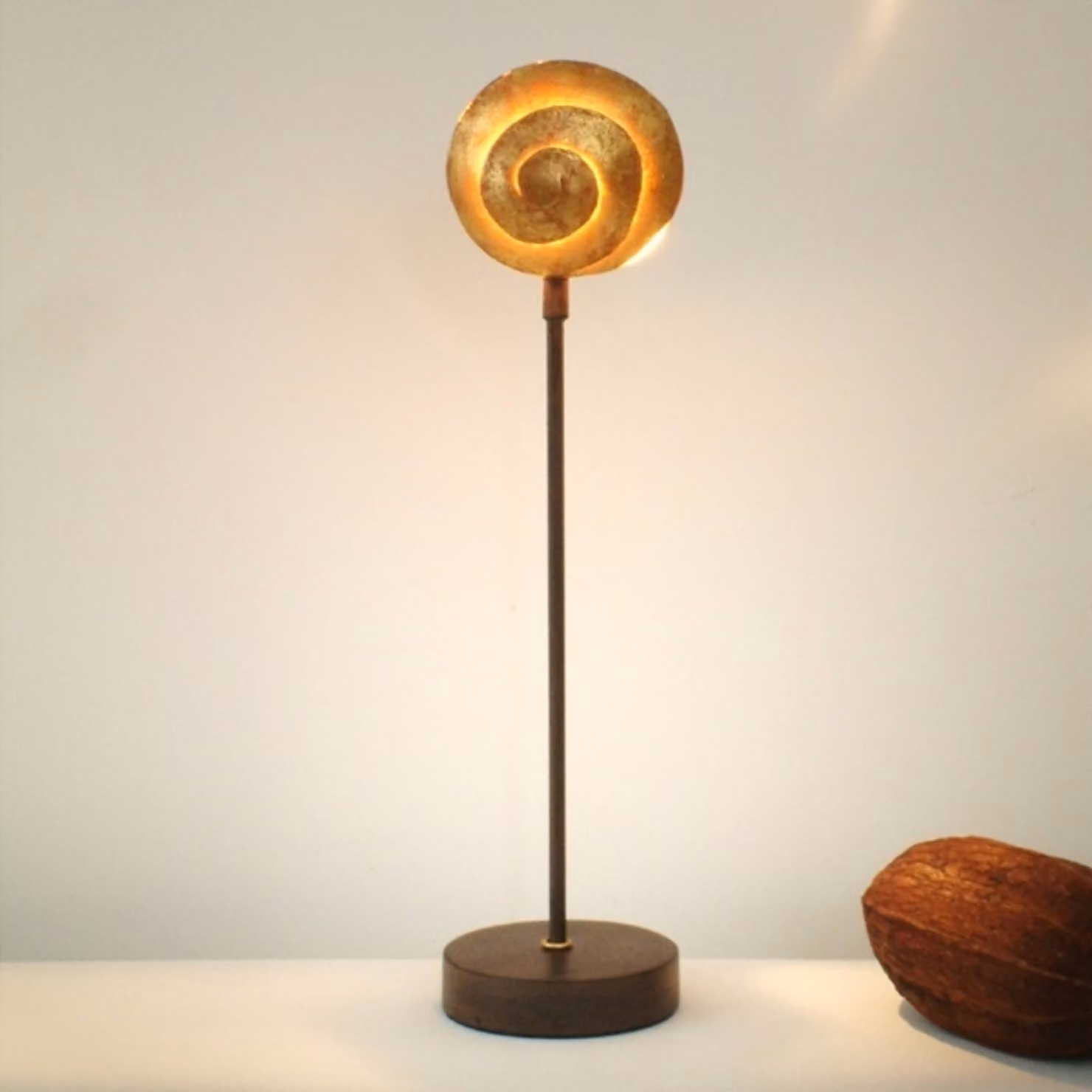 Holländer Lampada da tavolo SCHNECKE, Ottone / Oro, Soggiorno / Sala da pranzo, Metallo, Moderno, Lampada da tavolo