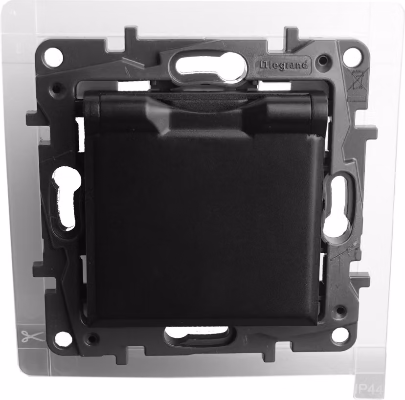 Presa di corrente con coperchio e chiusura a prova di bambino 2P + E francese. Sistema nero Niloe Step