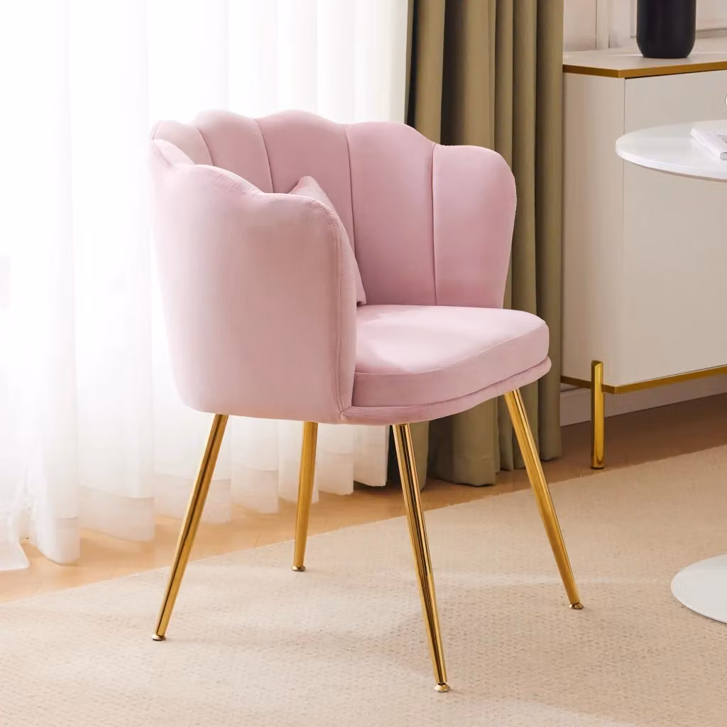 Poltrona Chicfurn in velluto rosa con schienale a petalo e gambe in metallo dorato L: 63 cm, P: 58 cm, H: 77 cm – 2
