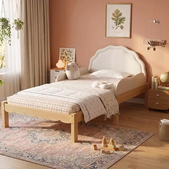 Letto singolo per bambini 90x200 cm in legno con testiera imbottita in PU e sponde laterali; beige e naturale per cameretta