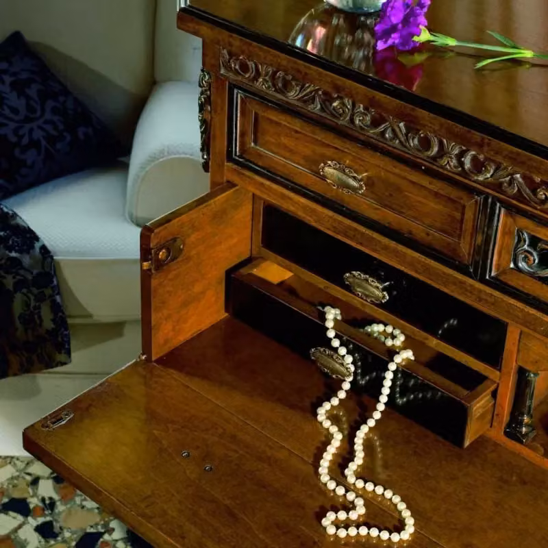 Cassettiera classica con 9 cassetti Mobili 2G in legno bicolore noce e nero L: 130 cm, P: 57 cm, H: 127 cm – 1
